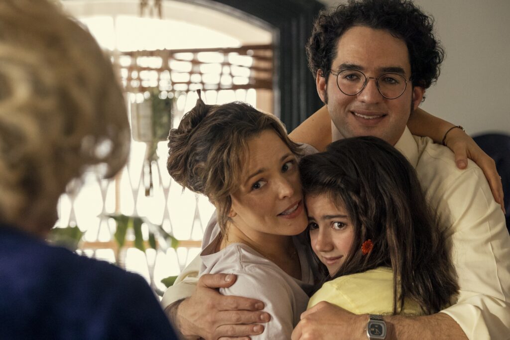 Rachel McAdams as Barbara Simon, Abby Ryder Fortson as Margaret Simon, and Benny Safdie as Herb Simon in Are You There G-d? It’s Me, Margaret.