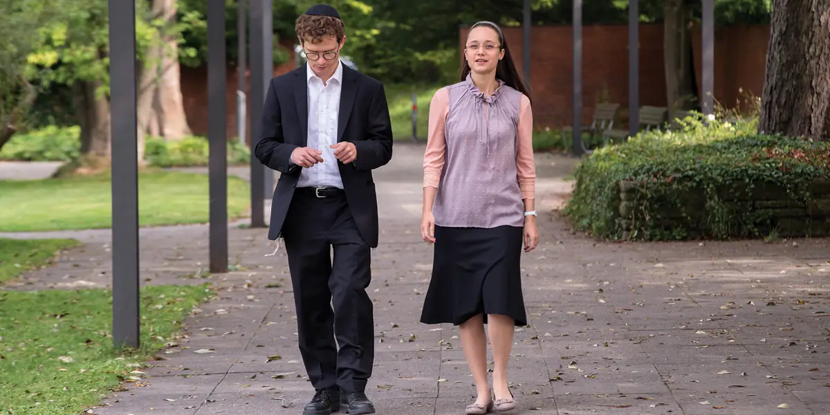 Joel Basman and Lena Kalisch in Wolkenbruch’s Wondrous Journey into the Arms of a Shiksa (Wolkenbruchs wunderliche Reise in die Arme einer Schickse) aka The Awakening of Motti Wolkenbruch