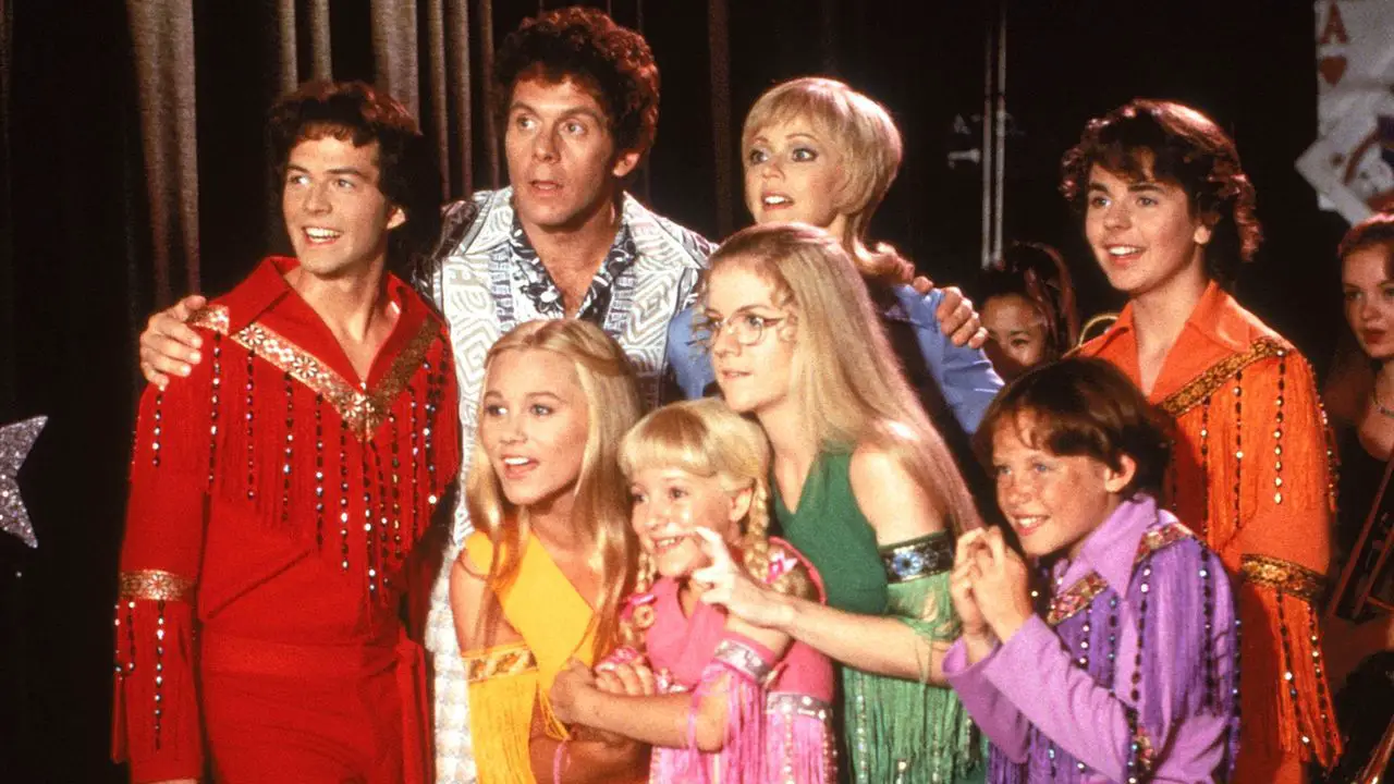 The Brady Bunch Movie is A Fun Retcon of the 1970s Series