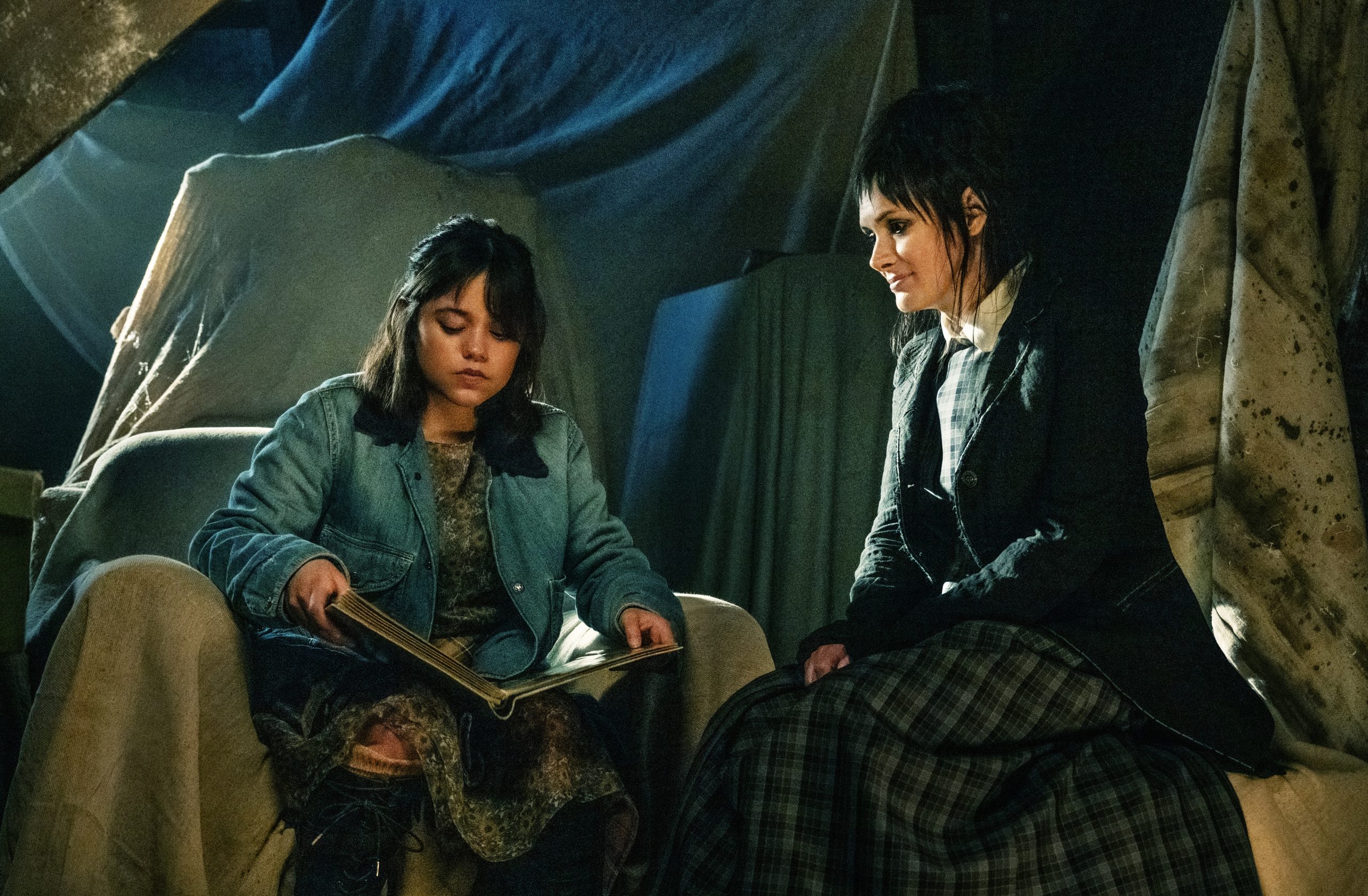 (L-R) JENNA ORTEGA as Astrid and WINONA RYDER as Lydia in Warner Bros. Pictures’ comedy, “BEETLEJUICE BEETLEJUICE,” a Warner Bros. Pictures release.