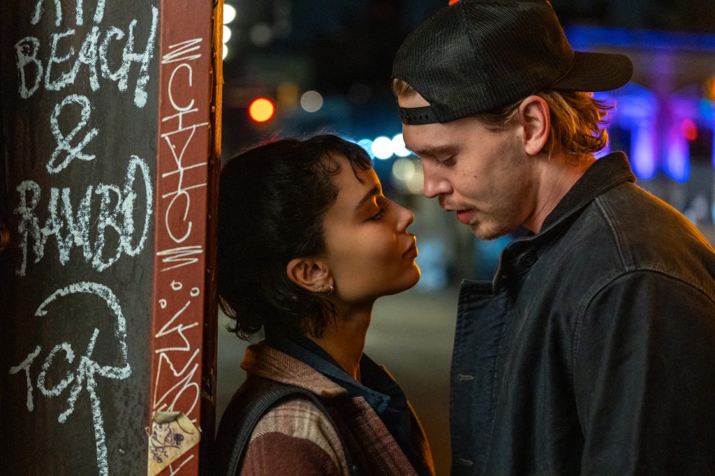 Yvonne (Zoë Kravitz) and Hank (Austin Butler) have a moment outside a New York bar in Columbia Pictures’ CAUGHT STEALING.